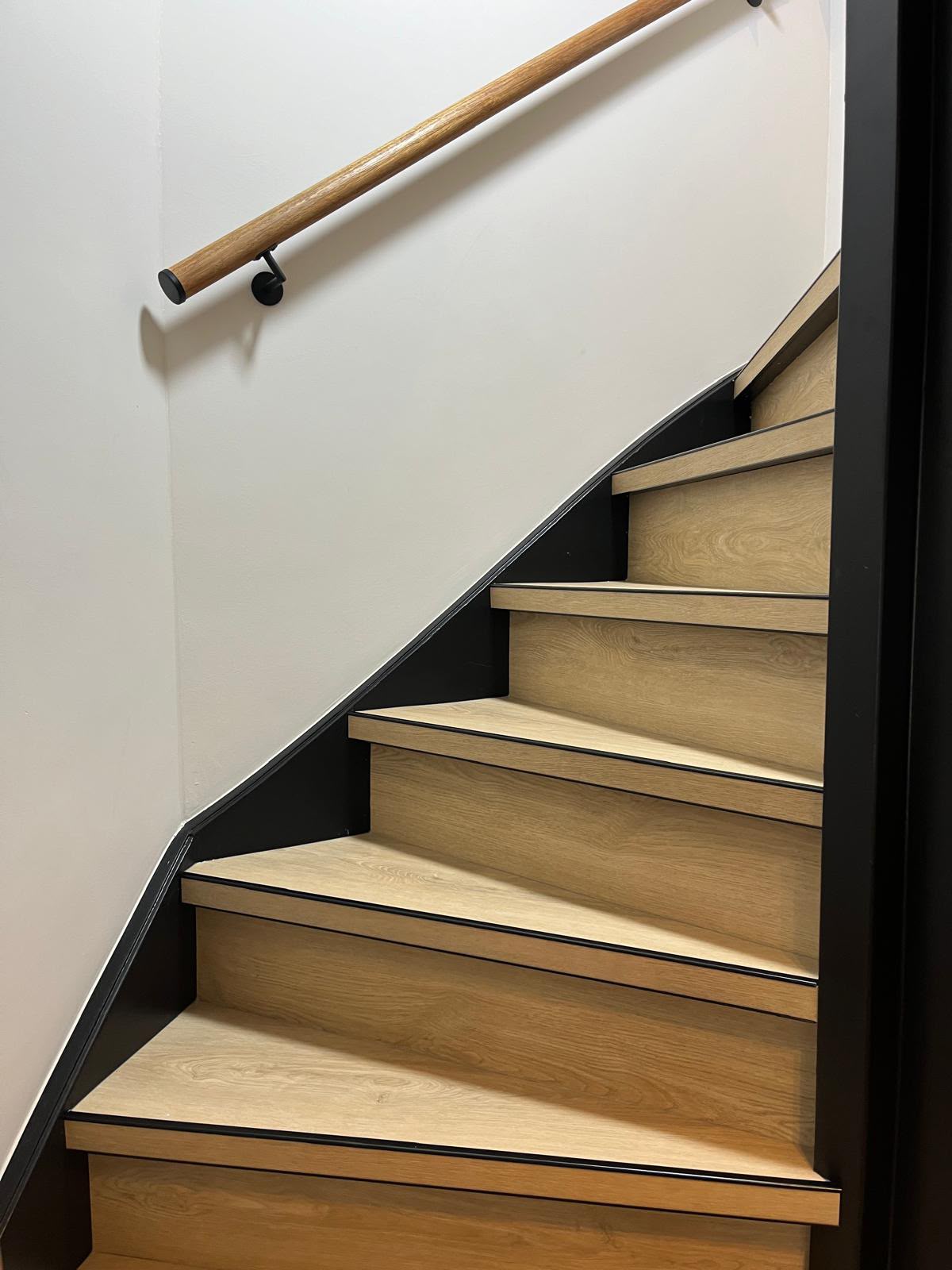 PVC-bekleding op een trap, gerealiseerd door Ekelschot Projectstoffering